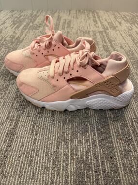 Nike Air Huarache Run Shoes Youth Size 7Y Pink Tan White Sneakers 904538-604
